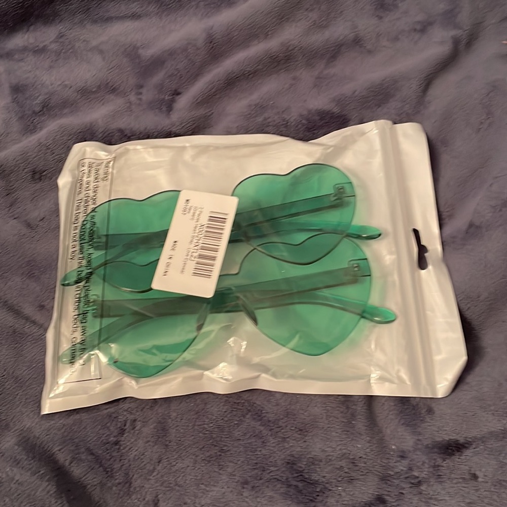 2 pack green heart sunglasses